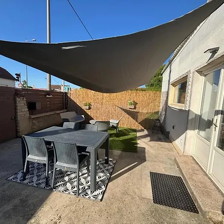 Сasa de vacaciones Maison Confortable à Saint-andré-les-vergers 40 M², Jardin *
