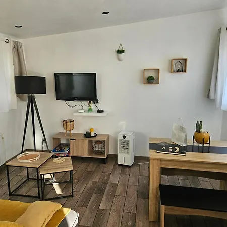 Maison Confortable A Saint-Andre-Les-Vergers 40 M², Jardin